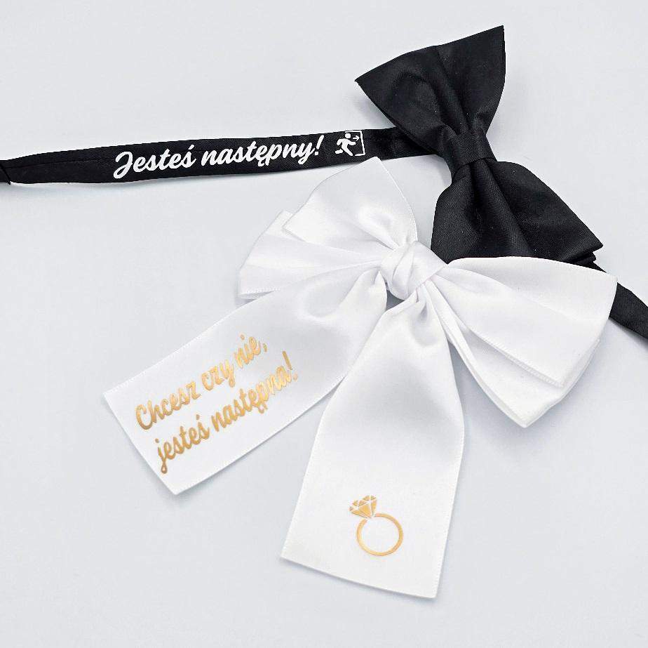 Elegancki zestaw oczepinowy dla panny młodej i pana młodego – kokarda i mucha z zabawnymi napisami